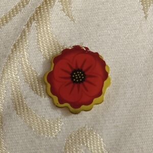 Poppy pin
